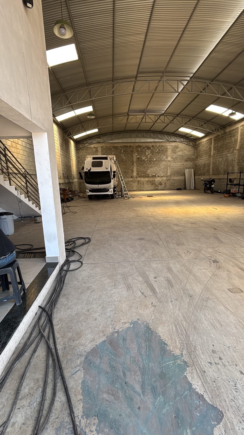 Amplo galpão da ThermoLider BH com caminhão estacionado ao fundo