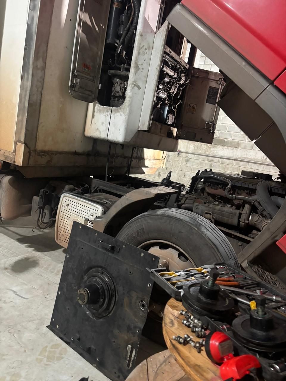 Manutenção na parte inferior e motor de um veículo de carga