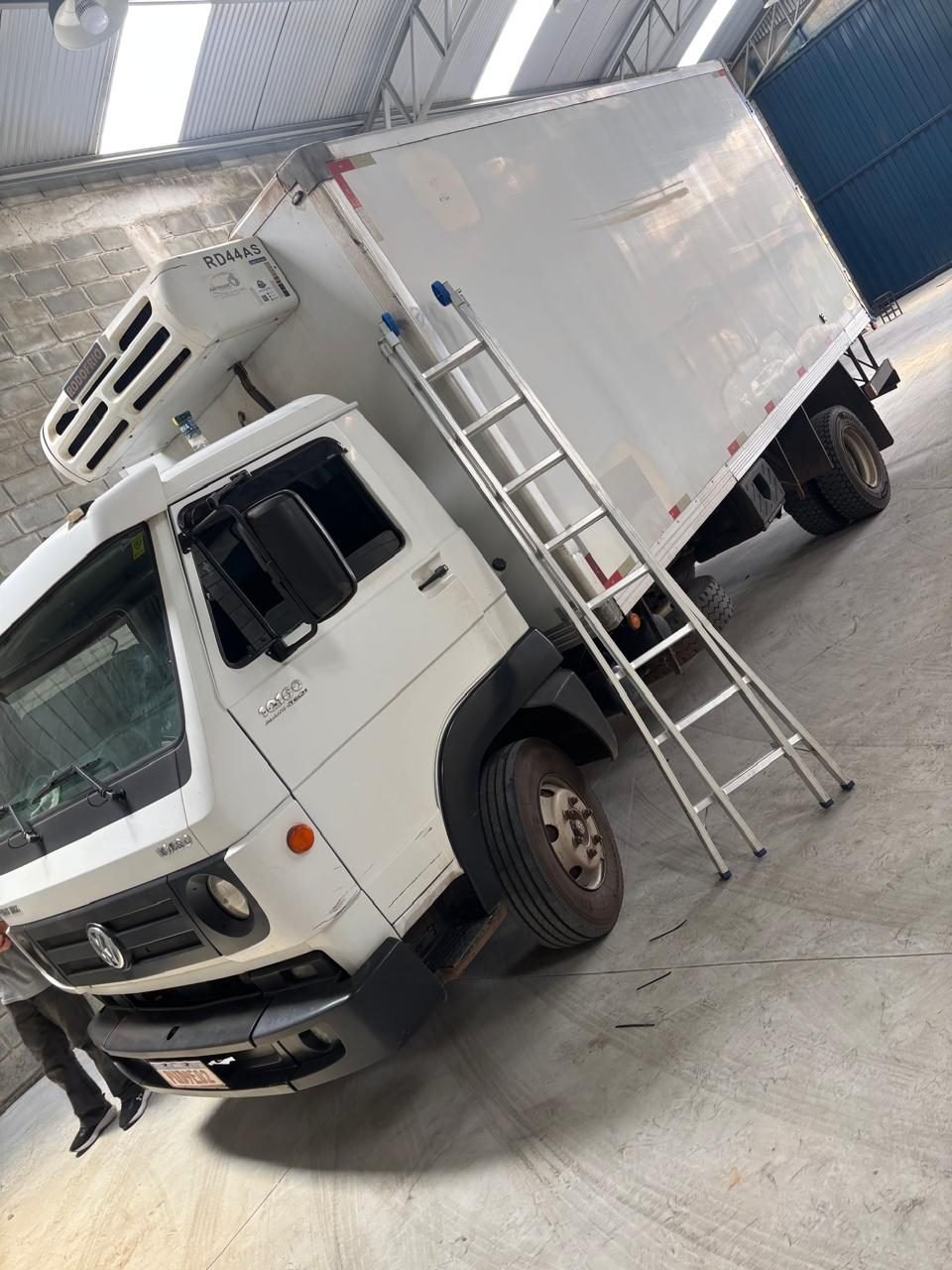 Caminhão com baú frigorífico durante serviço de manutenção